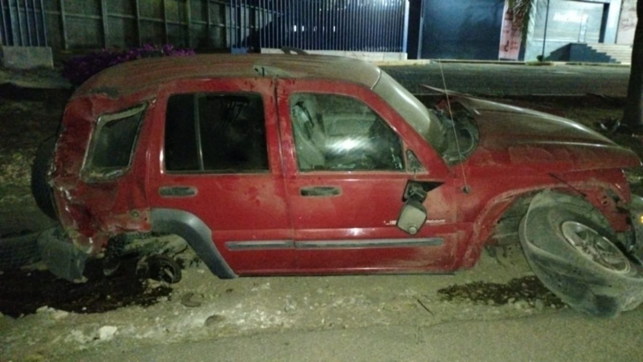 Volcadura en Puentecillas deja como saldo pérdida total de una camioneta