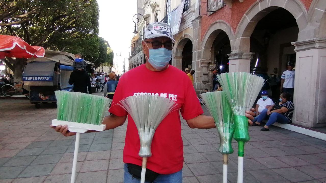 Con sus ‘plastiescobas’, don Robert busca apoyar al medio ambiente por medio del reciclaje