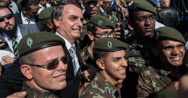 ¿Por qué Bolsonaro gastó millones en viagra para militares? Políticos responden