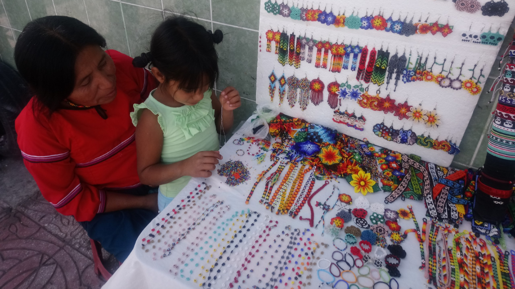 Rígida, una huichol que lleva más de tres años comerciando su artesanía en León