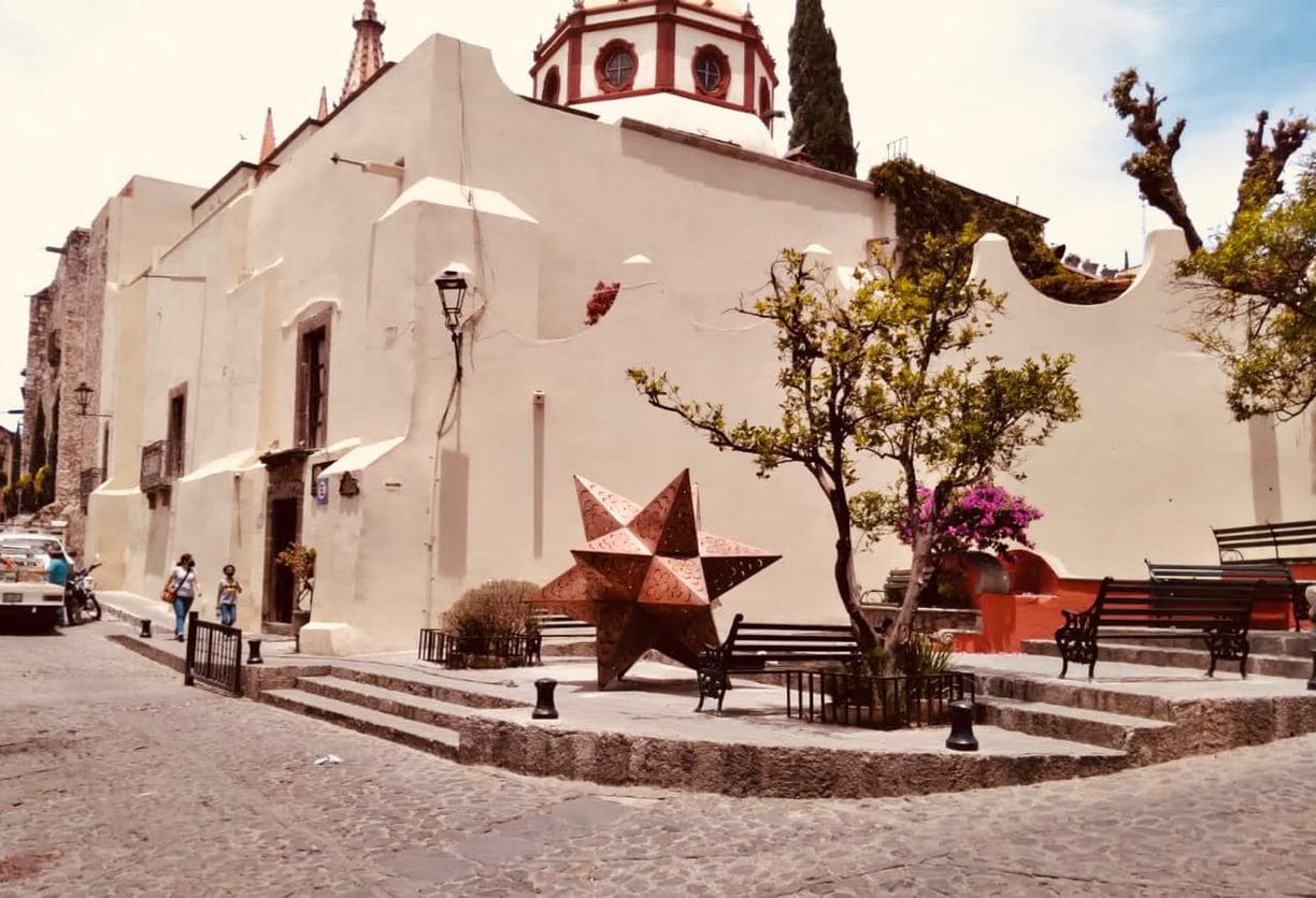 Gobierno de SMA coloca estrella de latón donde estaban mesas del Café De Santos