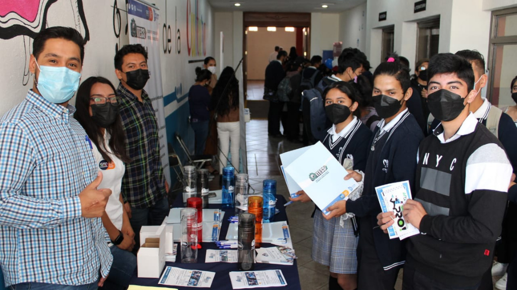 Estudiantes del CECyTE Coroneo acuden a la ‘Muestra Profesiográfica’ en León