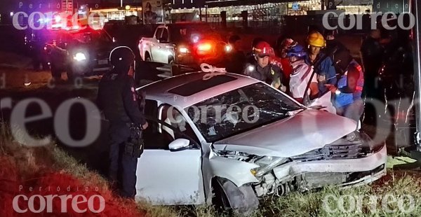 Choque deja un hombre prensado en su auto en carretera de Celaya