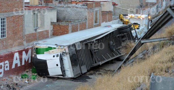 Tráiler cargado de fresas se vuelca y derrumba dos casas en Irapuato