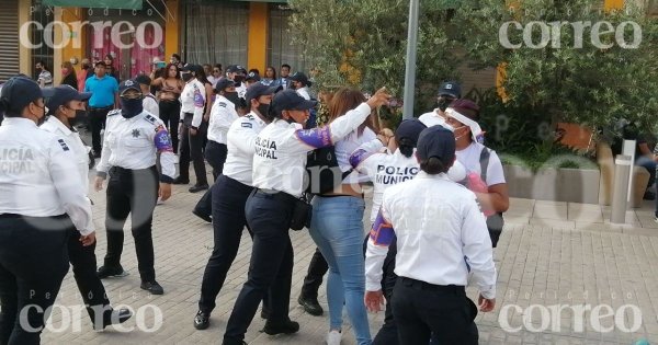 Así fue la violencia ejercida por policías contra mujeres en marcha feminista en Irapuato