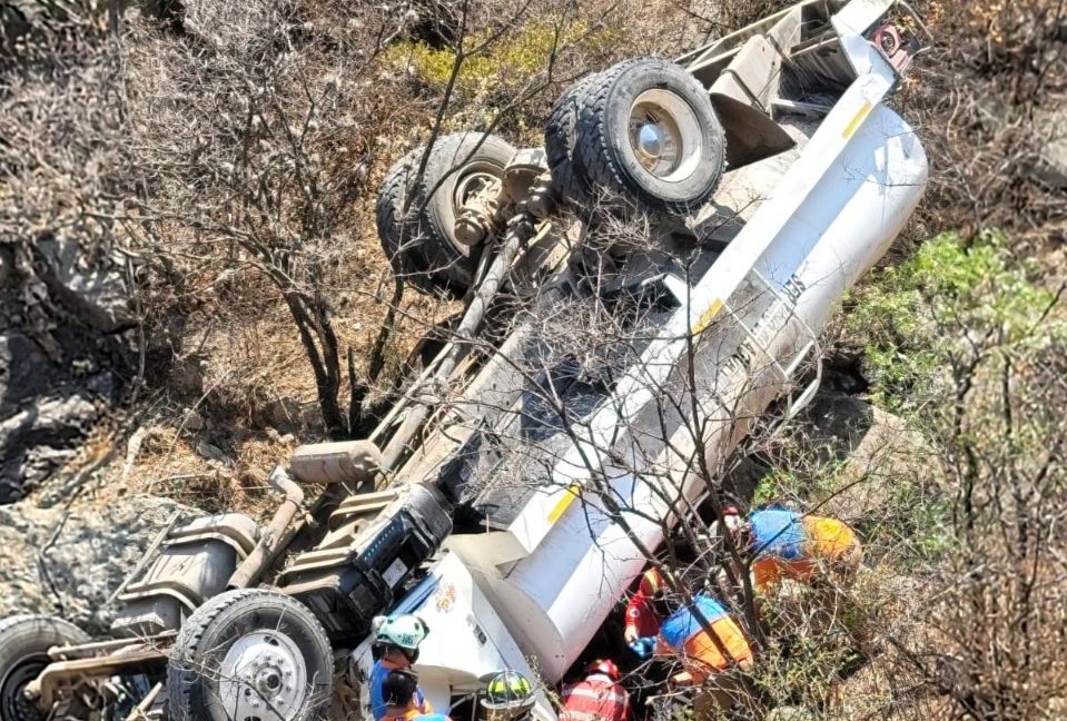 Guanajuato: pipa cae 50 metros en un barranco y se vuelca en Calderones