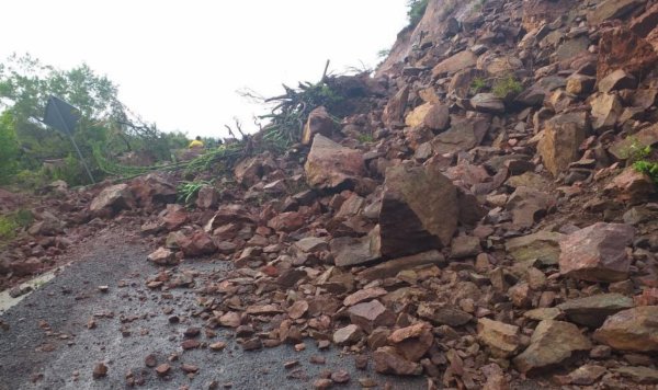 Tras 7 meses, retiran escombro de derrumbes en carretera de Santa Catarina