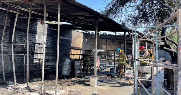 Se incendia fábrica de sombreros en Purísima; hay 5 heridos, 2 son menores