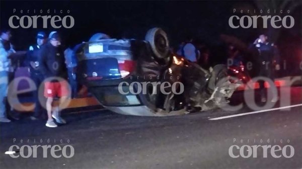 Aparatosa volcadura deja tres lesionados en la carretera estatal Celaya-Comonfort