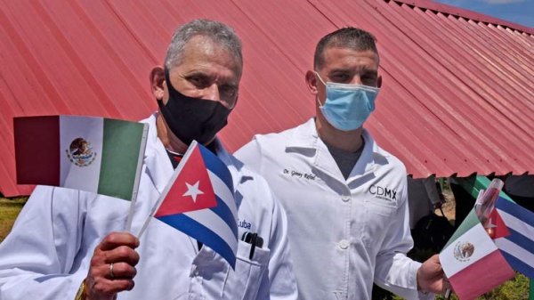 Juez federal admite amparo contra el arribo de médicos cubanos en México