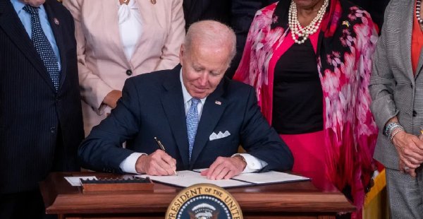 Biden firma orden para revisar protocolos de uso de la fuerza de la policía