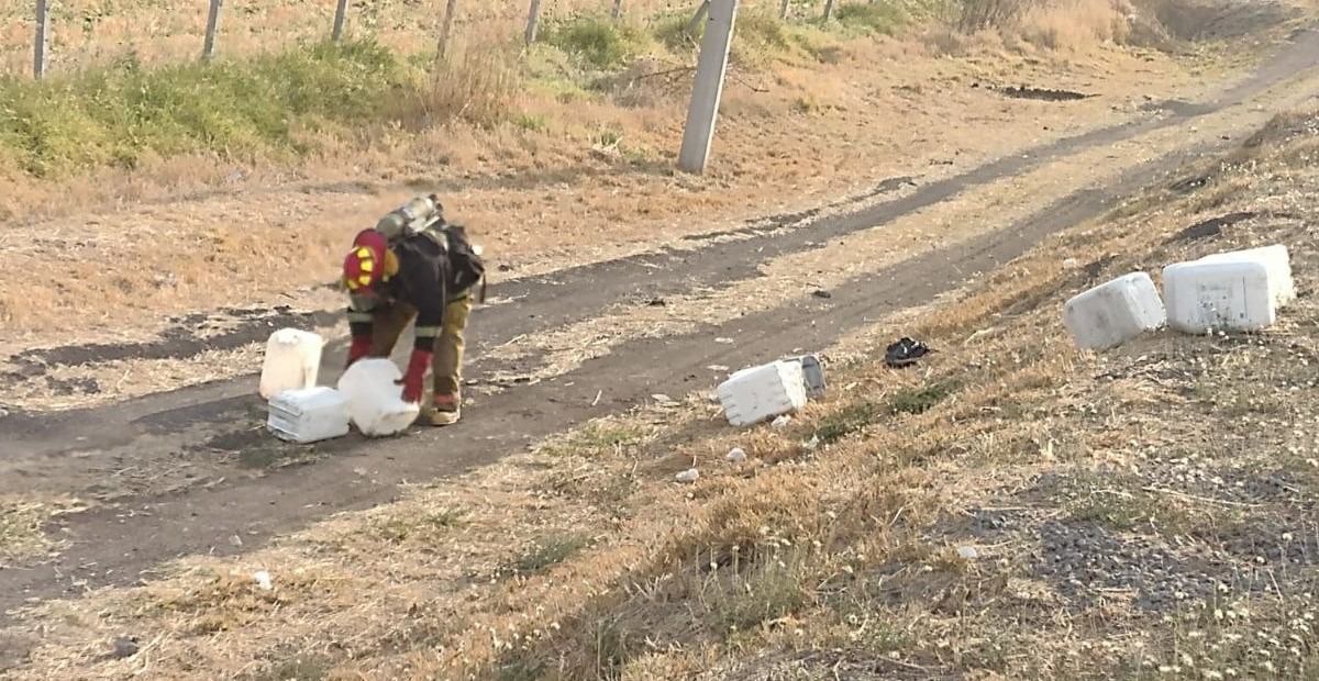 Abandonan garrafas con ácido sulfúrico en plena carretera de Abasolo