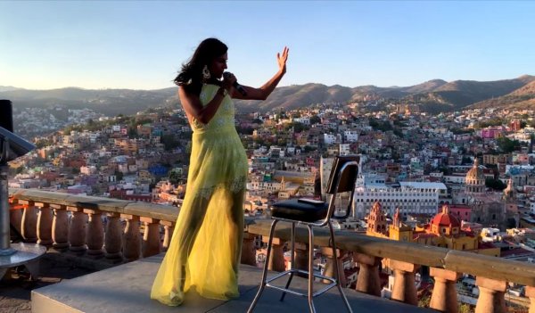 Morganna Love canta desde El Pípila a su hermoso Guanajuato