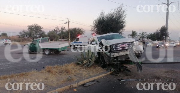 Aparatoso accidente en la carretera León-Cuerámaro deja cuantiosos daños materiales