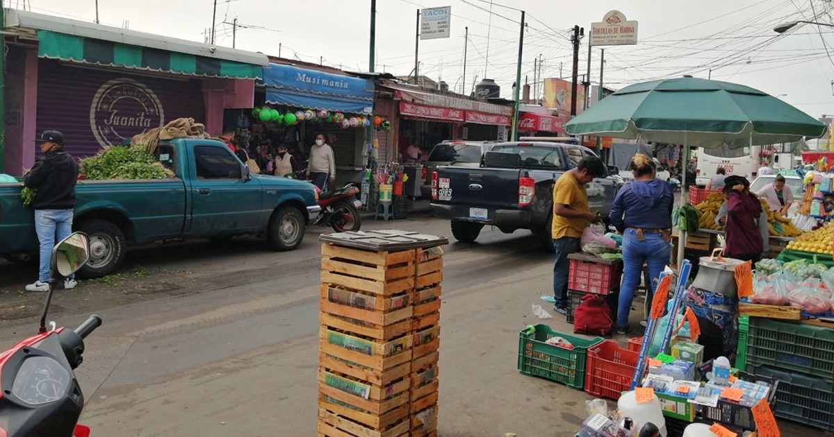 ‘¿Y Fiscalización?’; semifijos del mercado Tomasa Esteves invaden los pasos peatonales