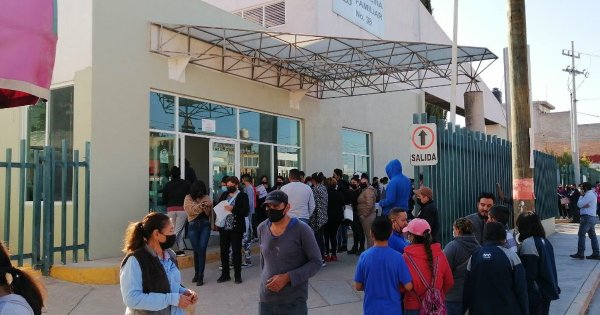 Mandaron solo 250 vacunas a San José Iturbide; padres furiosos exigen abasto