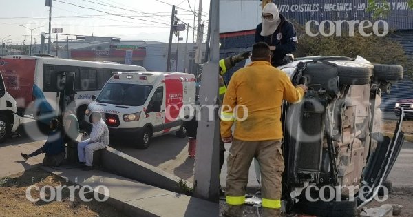 Autobús en León se queda sin frenos, choca contra 2 unidades y deja 35 heridos