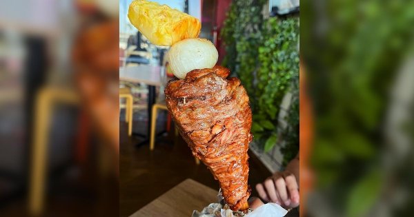 Con su piñita, cebollita y salsita, así llegan los mini trompos al pastor