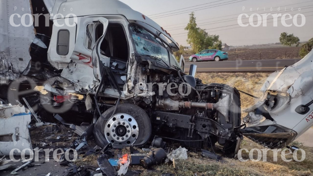 Aparatoso choque entre dos tráileres deja a los conductores heridos en la Abasolo-Pénjamo