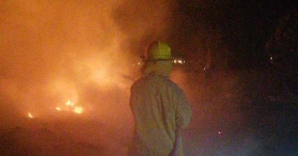 Se incendia una vez más el basurero de Comonfort; PC y Bomberos logran controlarlo