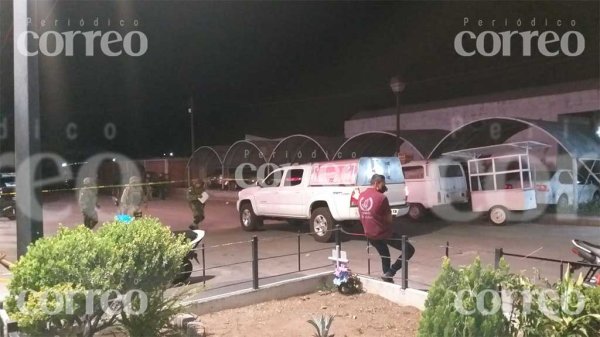 Descubren un cuerpo al interior de un automóvil en Acámbaro