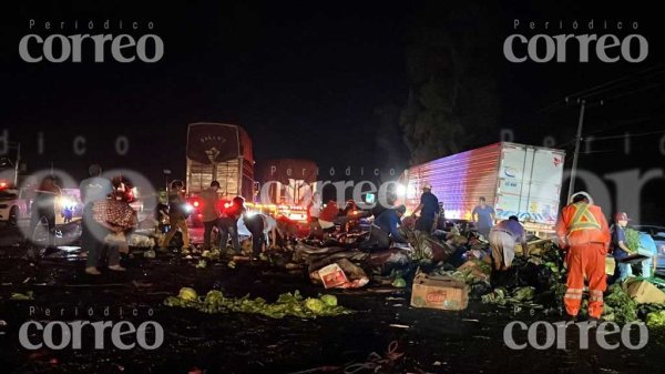 Aparatosa volcadura deja solo daños materiales en carretera de Irapuato a Abasolo