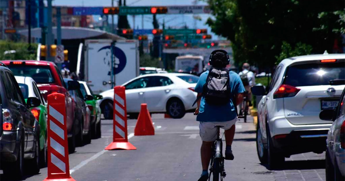 Autos eléctricos y más vías no solucionan contaminación ni tráfico: colectivo Urbe