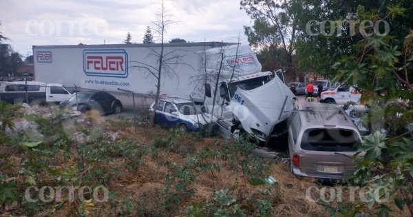 Tráiler destruye 15 vehículos tras entrar a toda velocidad en una pensión en Irapuato