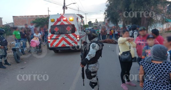 Jinete y su caballo son embestidos por un vehículo en Tomelopitos, Irapuato