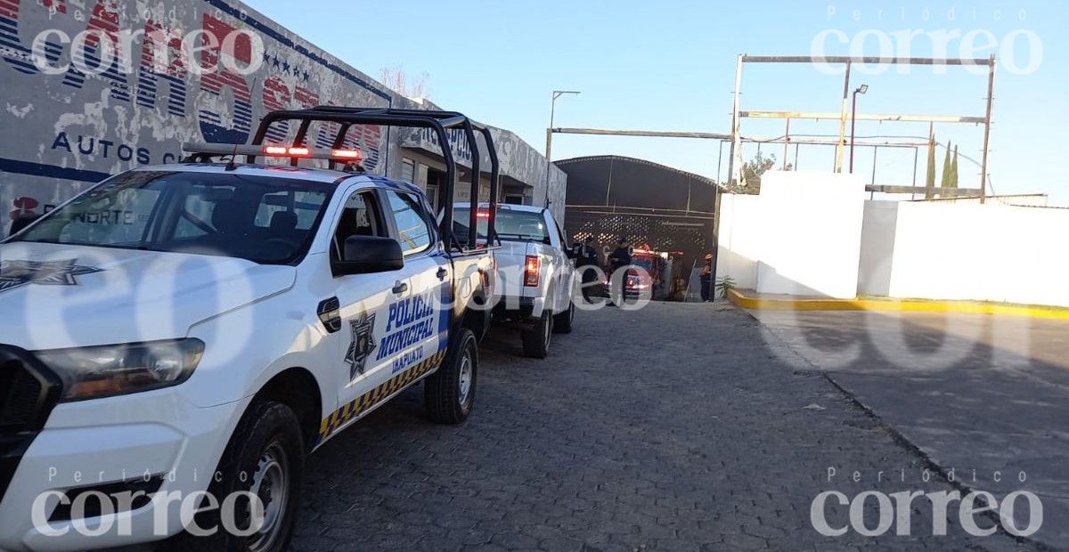 Bomberos controlan incendio en bodega de autopartes en Irapuato