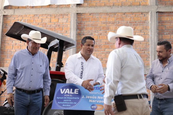 Diego Sinhue entrega apoyo a productores agrícolas de Ocampo