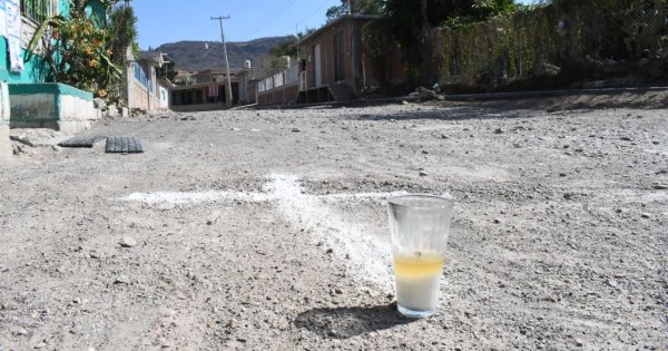 Salamanca: seis cruces de cal, miedo y luto enmantan Barrón tras masacre