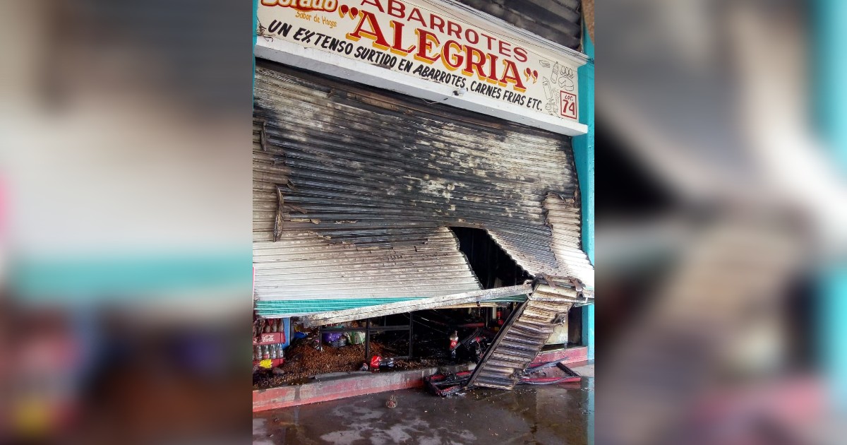 Local se incendia en el mercado El Dorado en Celaya