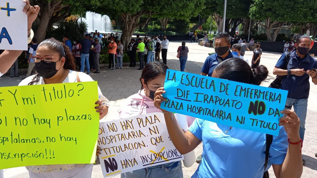 Irapuato: Estudiantes de Enfermería del DIF Municipal se manifiestan por su título