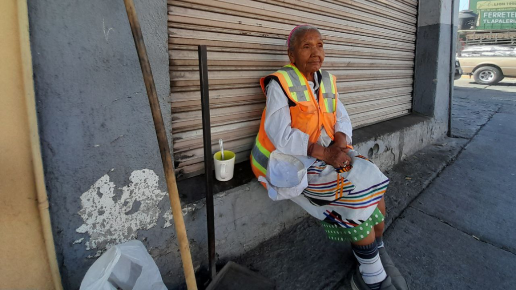 León: Ahorrar para su sepelio, es para lo que trabaja Martina a sus 87 años