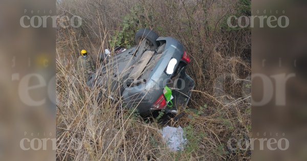 Mujer queda lesionada de gravedad tras volcar en la Acámbaro-Jerécuaro