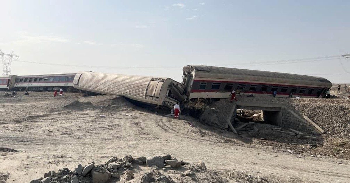 Tren de pasajeros en Irán choca, descarrila y deja hasta 21 muertos