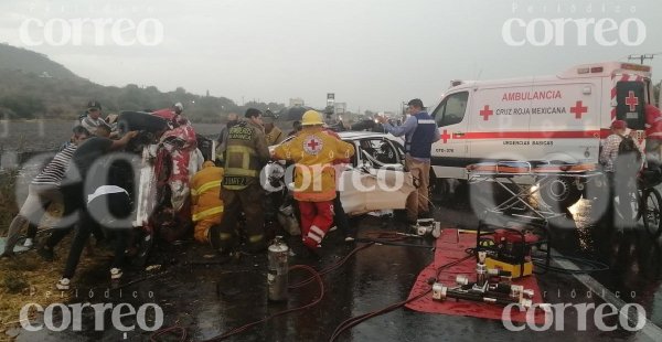 Aparatoso choque en la Salamanca-Valle de Santiago deja dos muertos y tres heridos