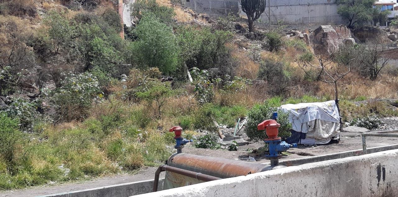 En el abandono y el peligro se instalan personas sin hogar en el Río Mariches de León