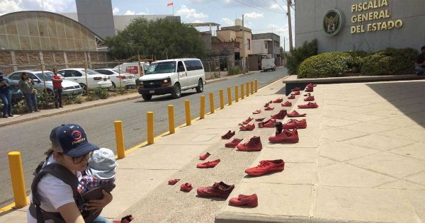 Un zapato rojo por cada víctima: así exigen alto a la violencia en la FGE Guanajuato