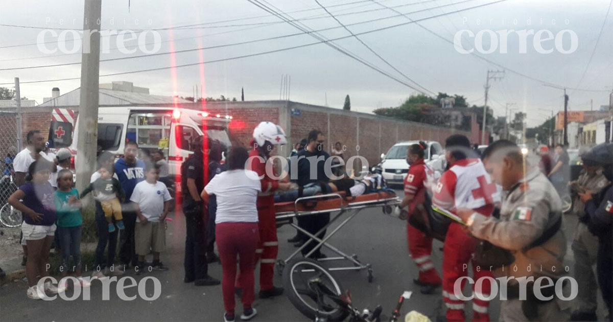 Choque entre camioneta y motocicleta en Salamanca deja dos jóvenes lesionados