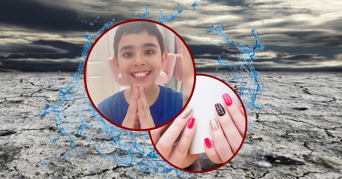 Él es Gabriel, niño que aplica uñas a cambio de botellas de agua para Monterrey