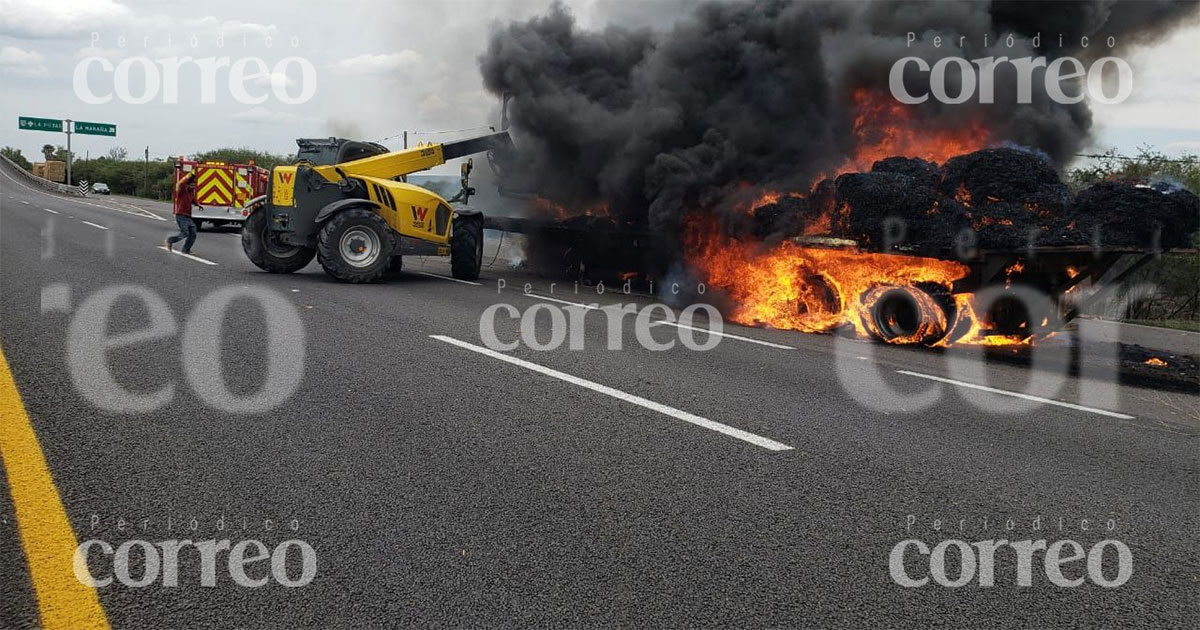 Tráiler se incendia en plena carretera de Pénjamo hacia la Piedad