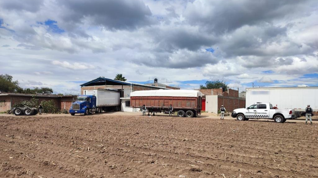 Descubre GN bodega en Romita donde resguardaban tractocamiones robados