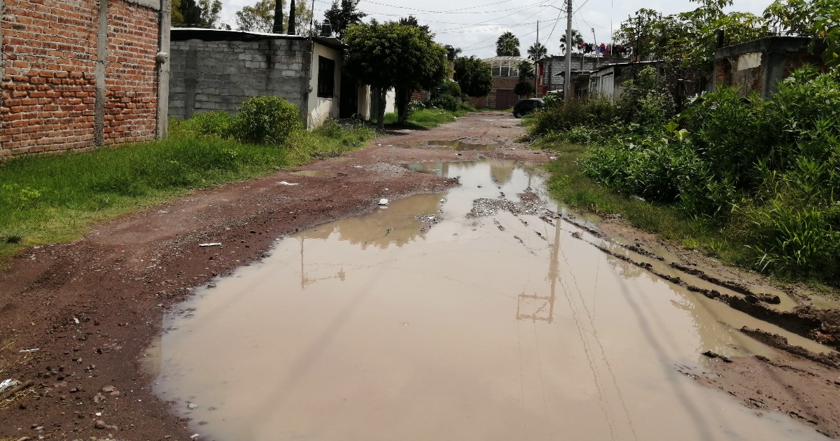 Entre charcos, vecinos de Las Américas en Salamanca exigen pavimentación