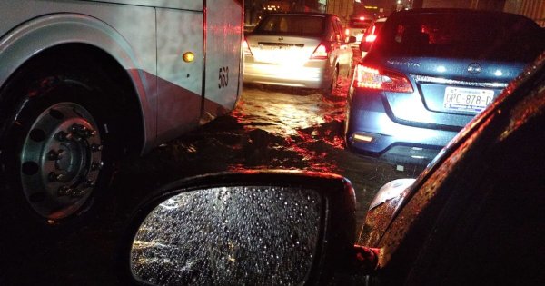 Lluvia intensa provocó caos vial y afectaciones en Silao