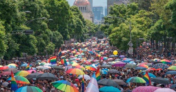 En CDMX marchan contra el odio luego de 2 años de encierro; inundan las calles de color