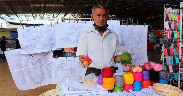 Maestro jubilado quería ocupar el tiempo muerto; ahora vive de los hilos y el bordado