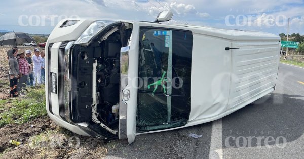 Camioneta de transporte de personal se vuelca en la León-Cuerámaro