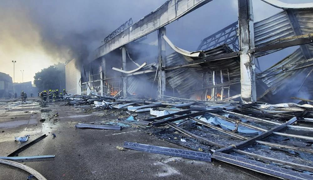 Ataque a un centro comercial en Ucrania deja al menos 10 muertos